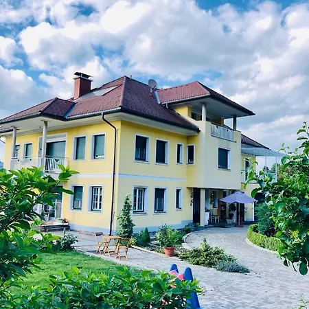 Am Bauernhof Strassonig Vulgo Hornis *