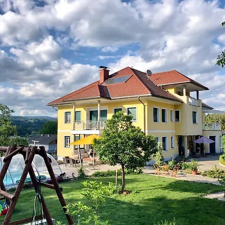 Am Bauernhof Strassonig Vulgo Hornis *