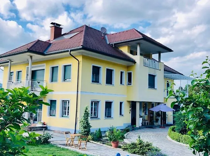 Am Bauernhof Strassonig Vulgo Hornis *